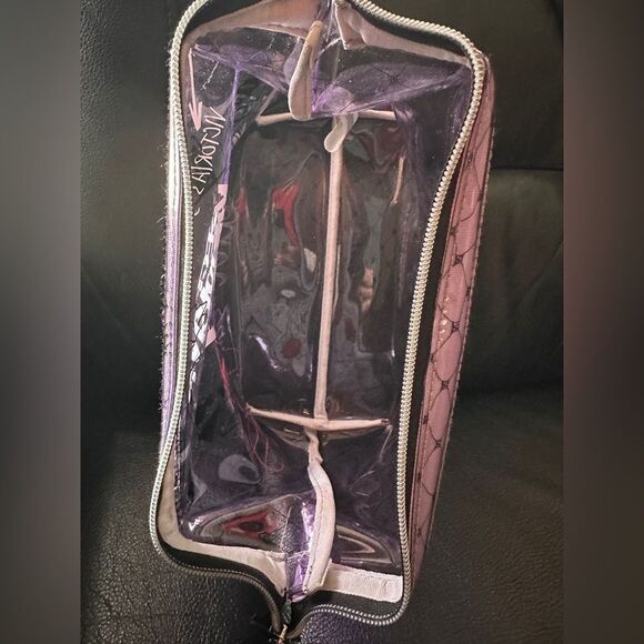 Victoria's Secret Medium Makeup
Bag - Stylish & Practical - Picture 4 of 15